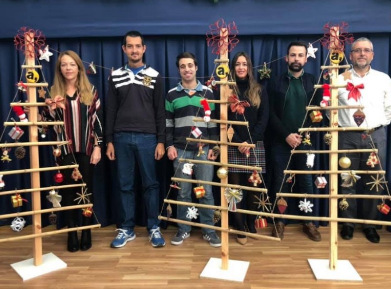 <span style='color:#780948'>ARCHIVED</span> - Mazarrón disabled centre users make Christmas trees for local shops