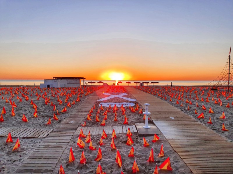 <span style='color:#780948'>ARCHIVED</span> - 53,000 flags on a Valencia beach to honour the victims of coronavirus in Spain