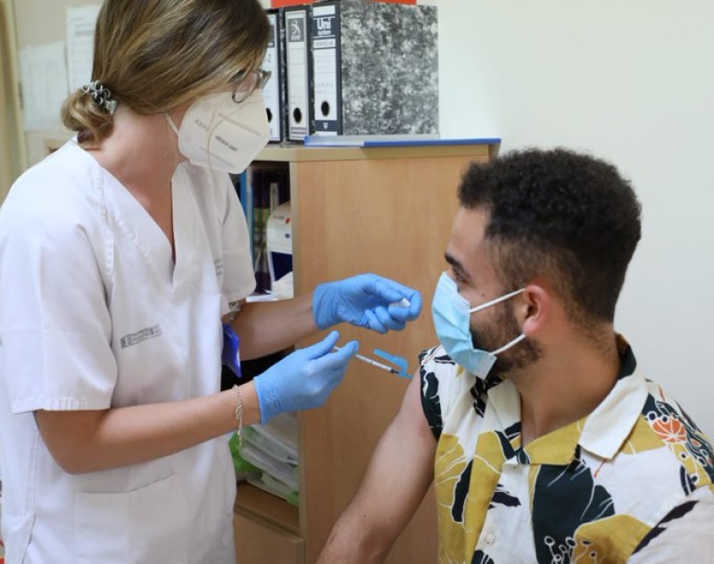 <span style='color:#780948'>ARCHIVED</span> - Mass vaccination of 20 to 29 year olds begins in Valencia region
