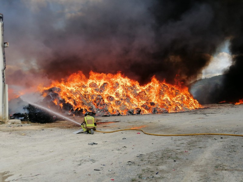 <span style='color:#780948'>ARCHIVED</span> - Major fire in Cehegin textile processing warehouse