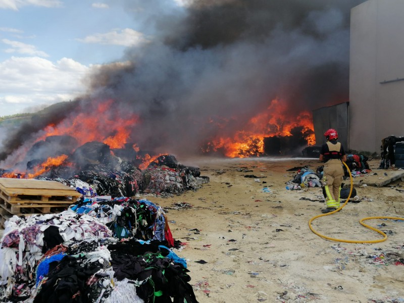 <span style='color:#780948'>ARCHIVED</span> - Major fire in Cehegin textile processing warehouse