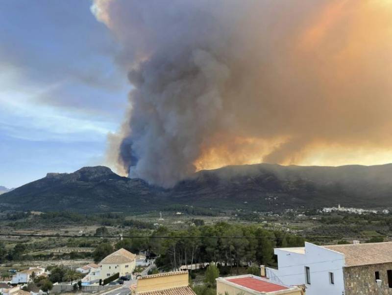 Alicante wildfire forces 200 people from their homes