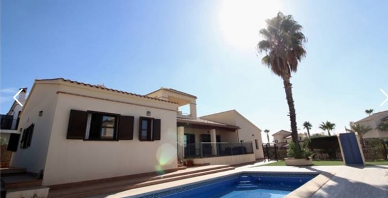 Home Space Sales presents beautiful detached villa with heated pool on Hacienda del Álamo