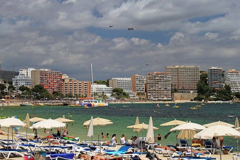 Irish holidaymaker arrested for taking indecent photos of Brit teenager in Spain