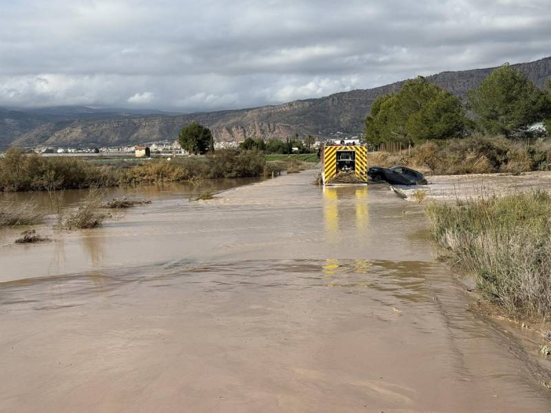 Watch! Dramatic dawn rescue as Storm Emilia floods Murcia roads