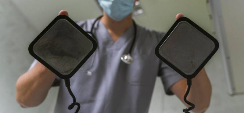 New Spanish V-16 emergency beacon sparks pacemaker safety fears