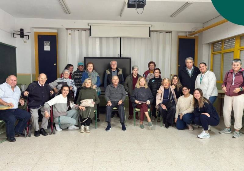 Caser Residencial Santo Ángel residents visit local school to read to children