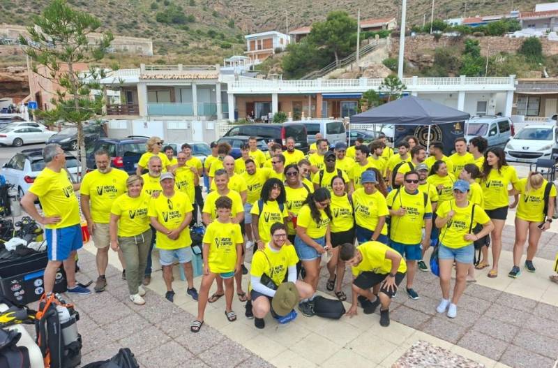 Hundreds of volunteers dive in to clean Murcia's seabed